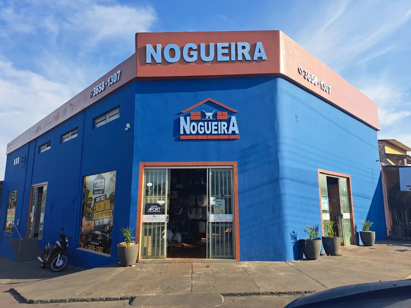 Fachada azul da Nogueira Materiais para Construção na Av. Brasil, em São Simão